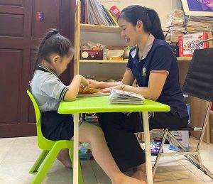 Giáo viên can thiệp 1-1 tại trung tâm Hồng Anh