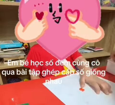 Em bé học số đếm cùng cô