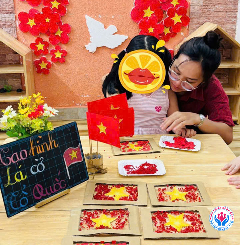 Giáo viên Can Thiệp Hồng Anh hỗ trợ trẻ chậm nói và trẻ tự kỷ tại trường mầm non.