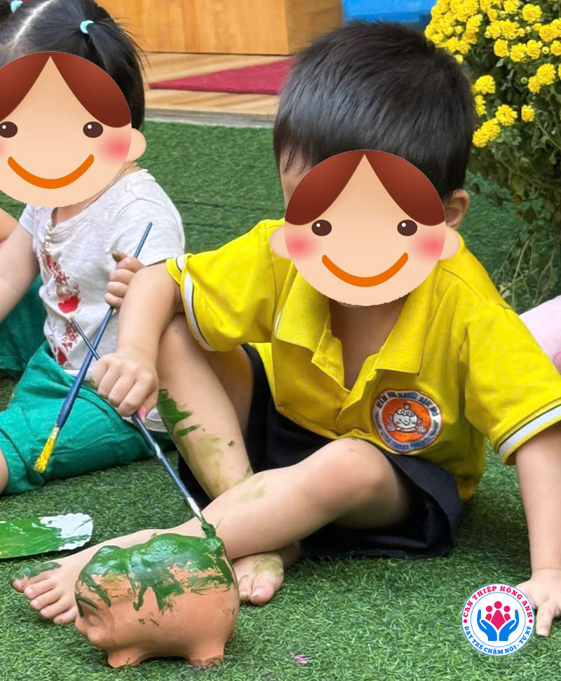 Sau giờ can thiệp, trẻ tiếp tục tham gia các hoạt động cùng cô giáo và các bạn