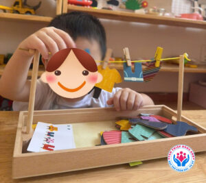 Hoạt động can thiệp 1-1 cho trẻ chậm nói tại trường mầm non của Can Thiệp Hồng Anh.