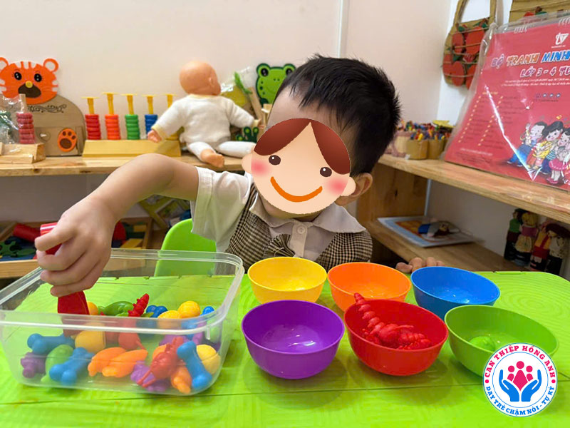 Giáo viên theo bé can thiệp tại trường mầm non, sau khi học can thiệp trẻ hòa nhập với lớp 