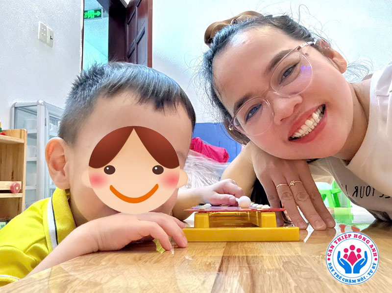Giáo viên can thiệp đồng hành cùng trẻ phát triển giao tiếp và kỹ năng mỗi ngà